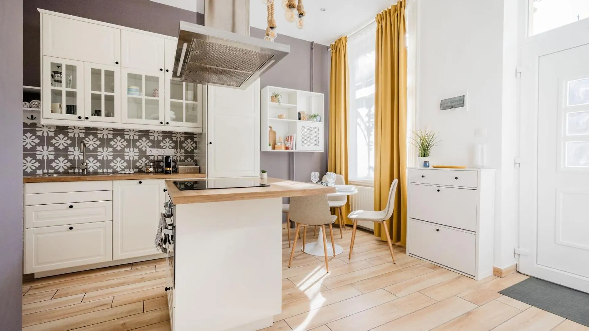 Bright And Cozy Urban Getaway Apartment Budapest
